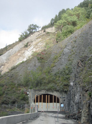 La tête du tunnel côté Hautes-Alpes avec le glissement de terrain en arrière-plan