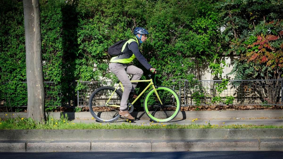 Cycliste urbain dans les rues de Paris 